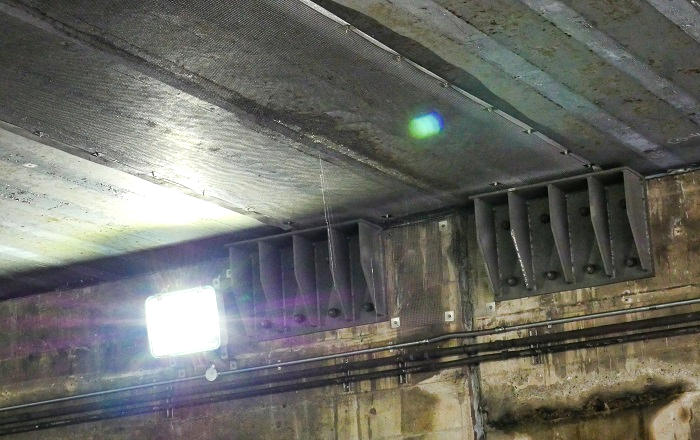 千葉市中心部の弁天地下道、天井部分からの漏水